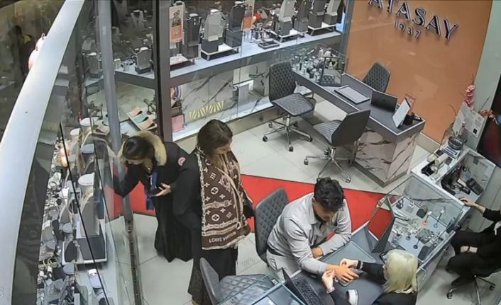 Ümraniye’de kuyumcuda hırsızlık anı kamerada