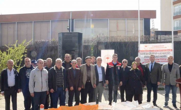 Üreticilere ayçiçeği ve kanola tohumu dağıtıldı