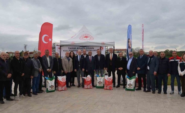 Üreticilere fasulye ve ayçiçeği tohumu dağıtıldı