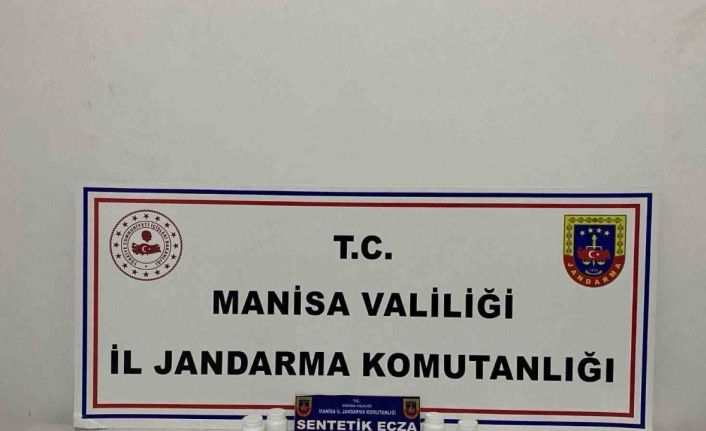 Üzerinde yüzlerce sentetik ecza hapı ele geçirildi