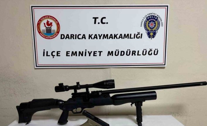Üzerinden tüfek ve tabanca çıktı