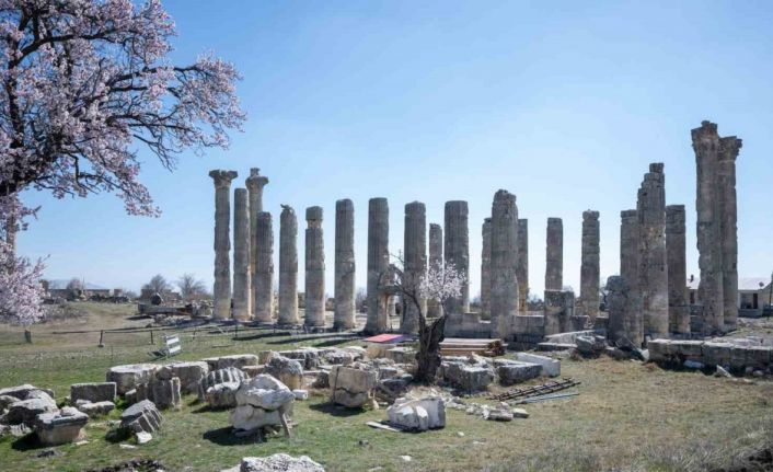 Uzuncaburç Antik Kenti ziyaretçilerini bekliyor
