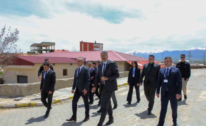 Vali Çelik sağlık çalışanlarını dinledi