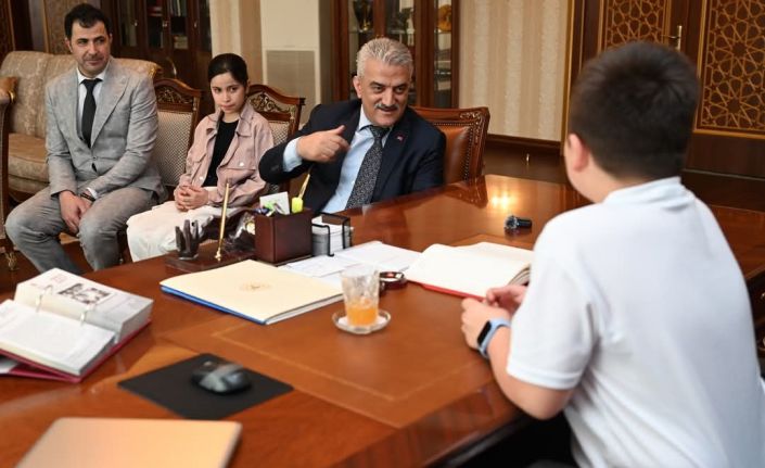 Vali Makas, makamını öğrencilere devretti
