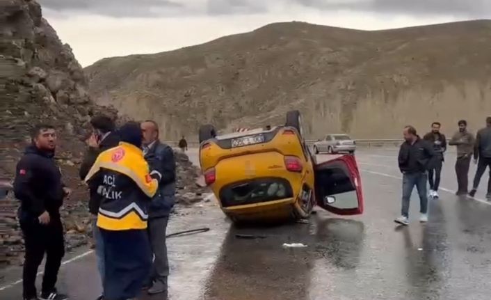 Van-Hakkari karayolunda trafik kazası: 2 yaralı