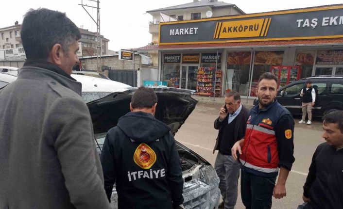Van’da seyir halindeki aracın motoru yandı