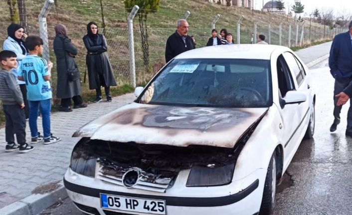 Van’da seyir halindeki otomobilin motoru yandı