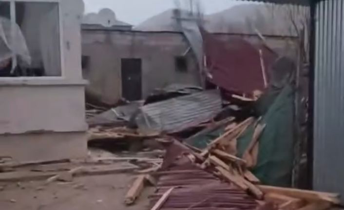 Van’da şiddetli rüzgar çatıları uçurdu