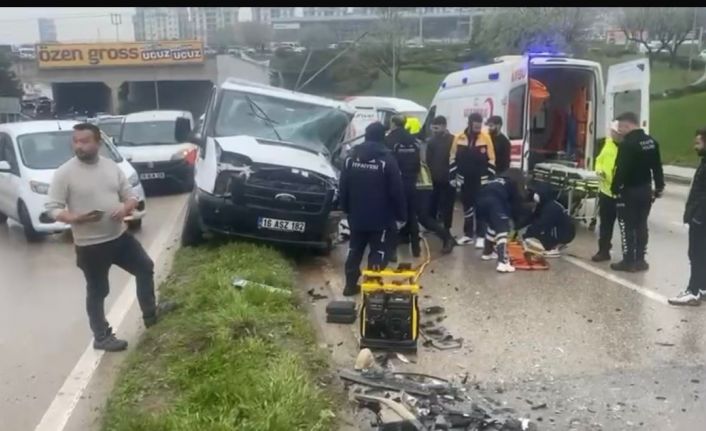 Yağmurda faciadan dönüldü...Kaza anı kamerada