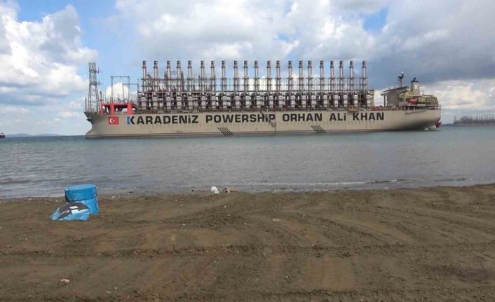 Yalova’da karaya oturan gemi lodos sayesinde kurtarıldı