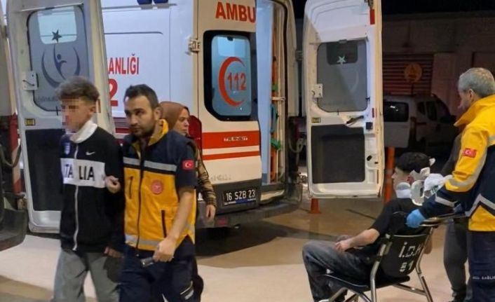 Yan bakma kavgasında 2 kişiyi silah kabzasıyla darp etti