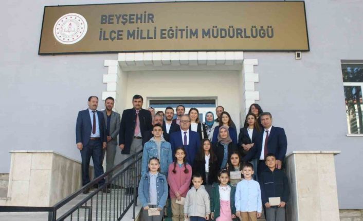 Yaptıkları afiş ve resimlerle suyun önemine dikkat çektiler