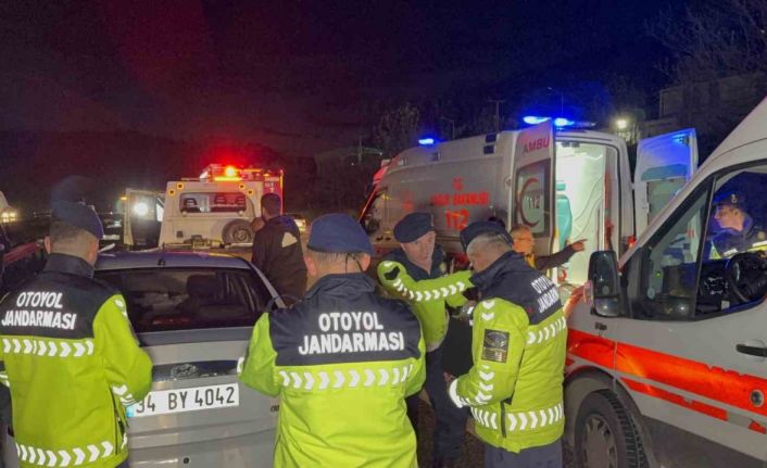 Yaralı sürücü özel eşyası için ambulanstan indi