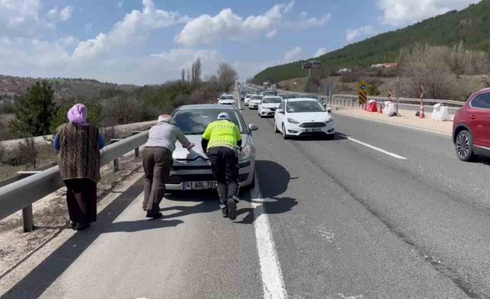 Yaşlı çiftin yardımına trafik polisi yetişti