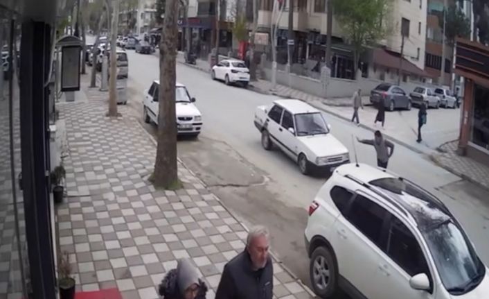 Yayaya otomobilin çarpma anı kameraya yansıdı