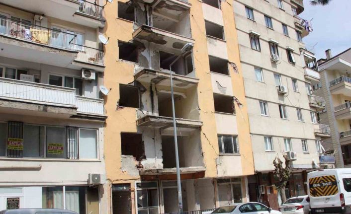 Yıkım için boşaltıldı 5 yıldır tehlike saçıyor