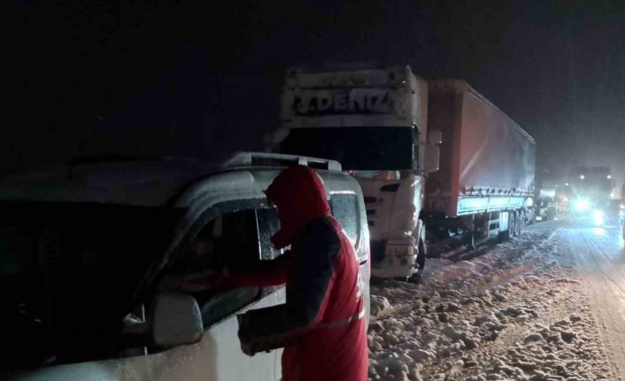 Yoğun kar nedeniyle yolda kalanlara Kızılay’dan destek