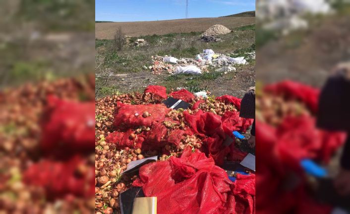 Yol kenarına dökülen soğanlara vatandaşlardan tepki