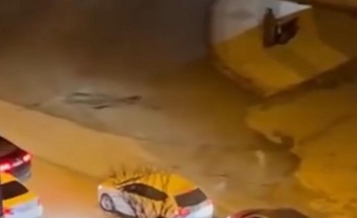 Yol verme tartışmasında trafikte araçlarını durdurup kavga ettiler