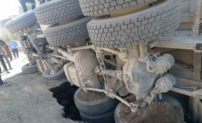 Yolun çökmesiyle kum yüklü kamyon devrildi