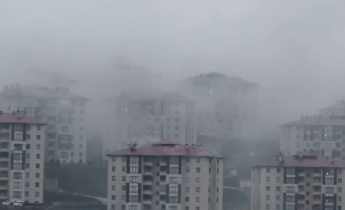 Yüksekova’da binaların üzerini kaplayan yağmur bulutları kamerada
