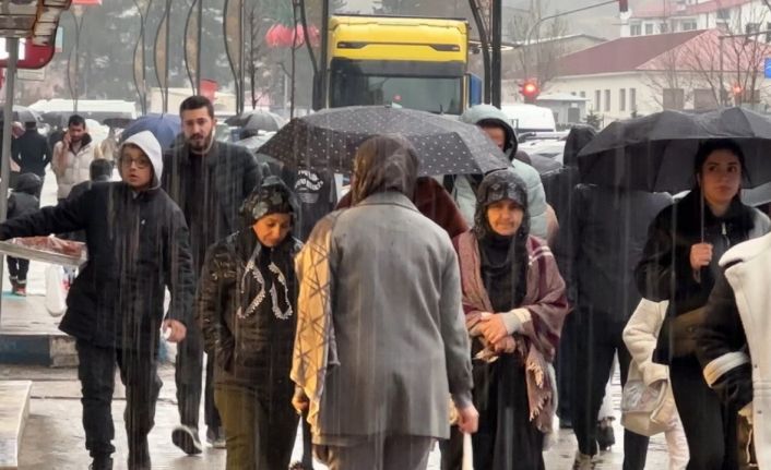 Yüksekova’da sağanak yağış etkili oldu