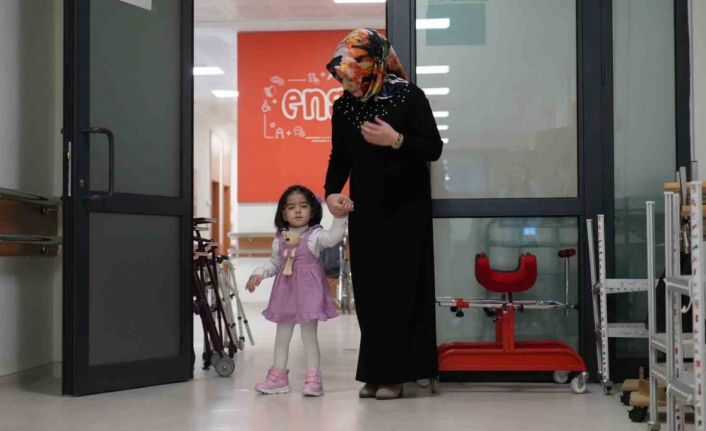 Yürüyemez dediler, ilk adımlarını engelsiz attı