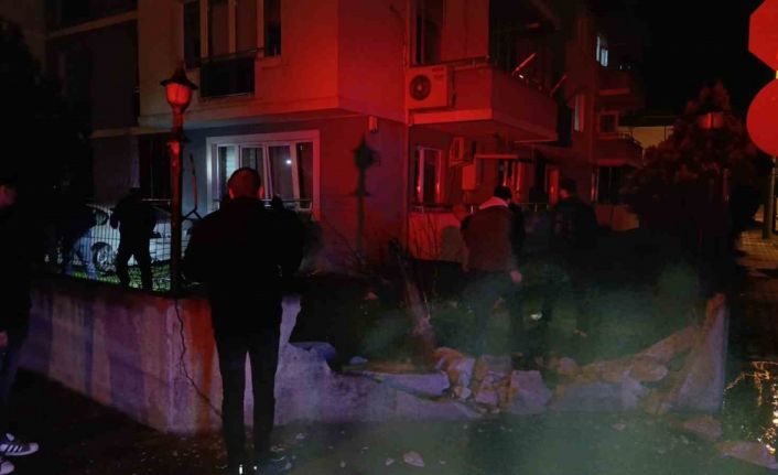 Zincirleme kazada kontrolden çıkan otomobil sitenin bahçesine uçtu: 3 yaralı