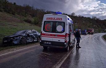 Amasyada 2 otomobil çarpıştı: 3 yaralı