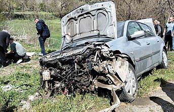 Amasyada otomobil bariyerlere çarptı: 2 yaralı
