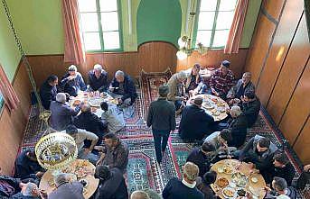 Yıllardır süren gelenek: Bayramlarda tüm yemekler camiye getiriliyor