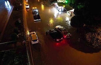 Adanada sağanak yağış yolları su altında bıraktı