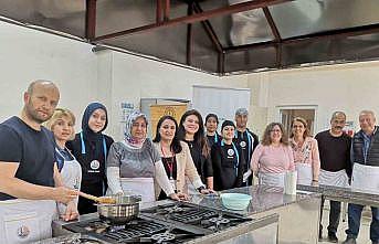 Akademi öğretmenlerine höşmerim yapımı gösterildi