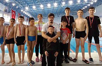 Alacalı genç yüzücüler madalyaları topladı