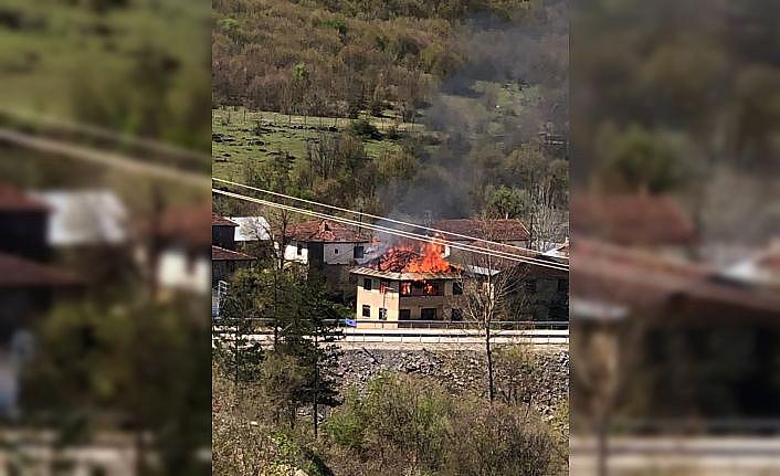 Alevlere teslim olan üç katlı ev kullanılmaz hale geldi