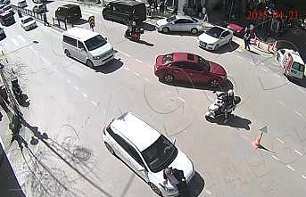 Amasyada otomobilin kavşakta yayaya çarptığı kaza kamerada