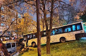 Ankarada park halindeki otobüs freni boşalınca parka daldı