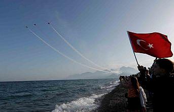 Antalyada Türk Yıldızlarından nefes kesen 23 Nisan gösterisi
