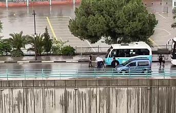 Aracın çarptığı 17 yaşındaki gencin yaralandığı kaza kamerada