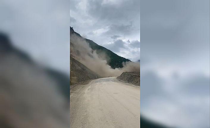 Artvin-Şavşat Karayolunda heyelan anı kamerada