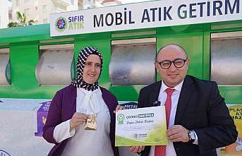 Atıklarla puan topladı, altın kazandı