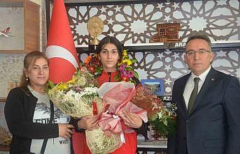 Avrupa şampiyonu olan milli sporcu memleketinde çiçeklerle karşılandı