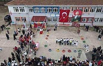 Bafrada öğrencilerden 23 Nisan kutlaması