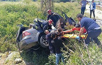 Bariyerlere çarpıp kanala devrildi, ters dönen araçtan sağ kurtuldular