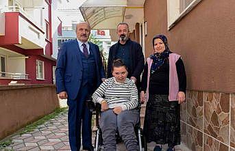 Başkan Arslandan özel bireye akülü tekerlekli sandalye desteği