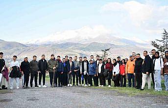 Başkan Büyükkılıç, güne gençlerle yürüyüş yaparak başladı