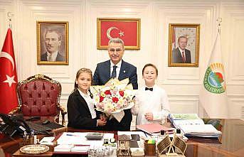 Başkan İhsan Kurnaz koltuğunu çocuklara devretti