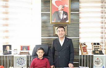 Başkan Metin koltuğunu şehit yeğenine devretti