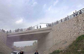 Batmanda kontrolden çıkan otomobil demiryoluna uçtu: 3 yaralı