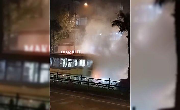 Belediye otobüsü arıza yaptı, çevreyi duman sardı